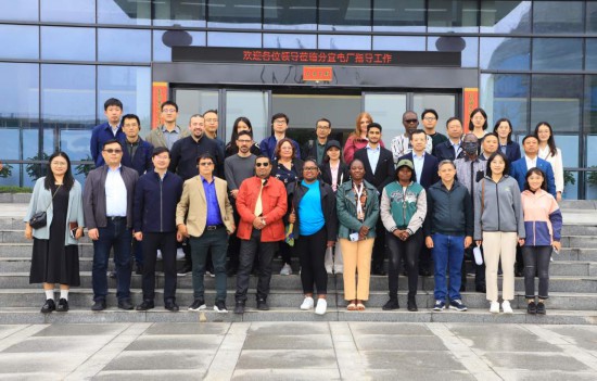   2023“一帶一路”媒體合作論壇聯(lián)合采訪團(tuán)參觀國家電投江西公司新余市綜合智慧零碳電廠。（受訪者供圖）