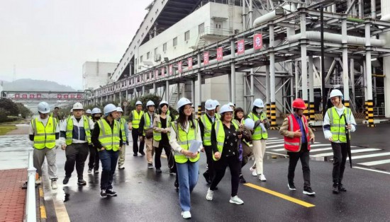   2023“一帶一路”媒體合作論壇聯(lián)合采訪團(tuán)走進(jìn)國家電投江西公司分宜電廠廠區(qū)。（本報記者 周歡攝）