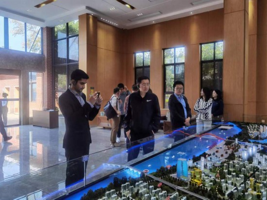 　　10月24日，2023“一帶一路”媒體合作論壇聯(lián)合采訪團團員在清水塘投資集團招商服務(wù)中心參觀。本報記者 常雯宜攝