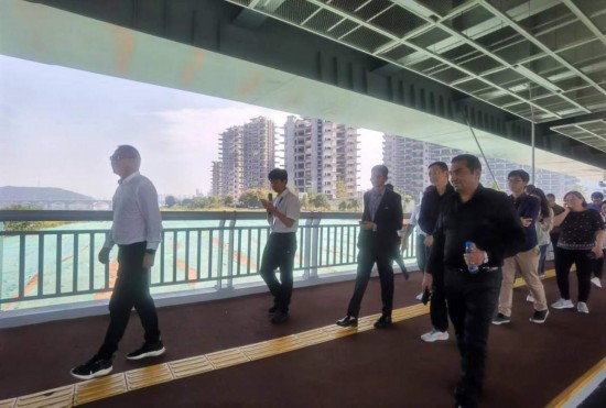 　　10月24日，2023“一帶一路”媒體合作論壇聯(lián)合采訪團團員走在清水塘大橋景觀通道上。本報記者 常雯宜攝