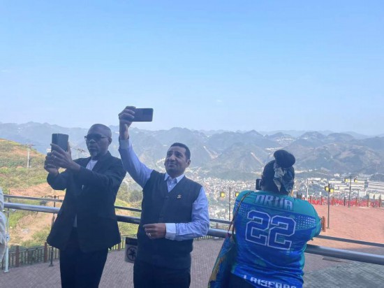 　　外媒記者在天釀景區(qū)拍照留念。本報記者葉子攝