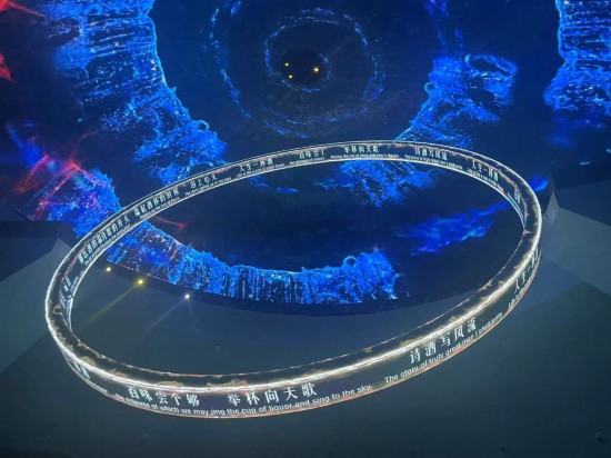 　　《天釀》演出中，屏幕上展示的歌詞。本報記者葉子攝