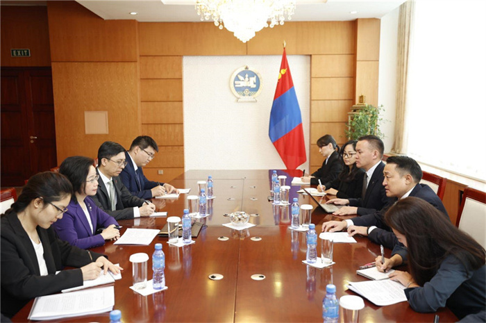 10月31日，中國駐蒙古國大使沈敏娟到任拜會(huì)蒙政府辦公廳主任兼蒙古人民黨總書記阿瑪爾巴伊斯格楞。中國駐蒙古使館供圖