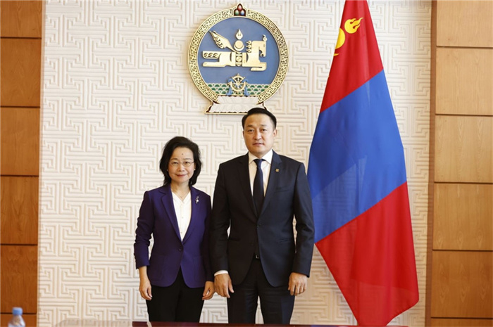 10月31日，中國駐蒙古國大使沈敏娟到任拜會(huì)蒙政府辦公廳主任兼蒙古人民黨總書記阿瑪爾巴伊斯格楞（右）。中國駐蒙古使館供圖