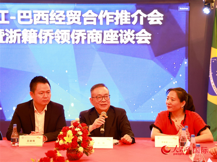 浙江海外聯(lián)誼會(huì)常務(wù)副會(huì)長徐旭（中）和與會(huì)僑領(lǐng)僑商座談。人民網(wǎng)記者 陳海琪攝