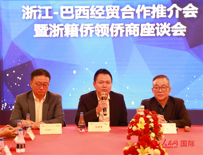 中國駐里約代總領(lǐng)事王尉育（中）在活動(dòng)中致辭。人民網(wǎng)記者 陳海琪攝