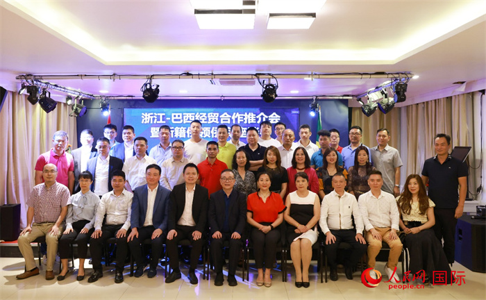 與會(huì)嘉賓合影。人民網(wǎng)記者 陳海琪攝