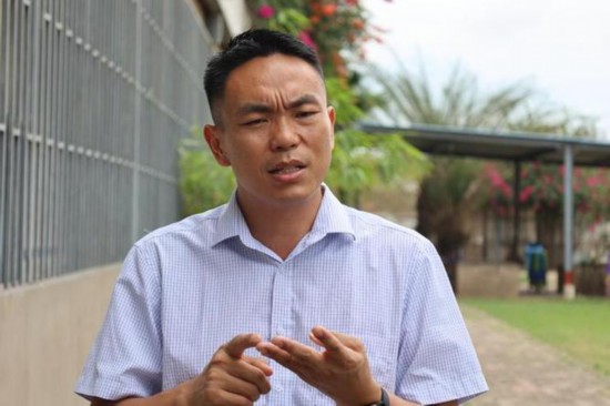   2023年10月24日，在加納特馬市，胡振興接受新華社采訪。（新華社發(fā)/賽特攝）