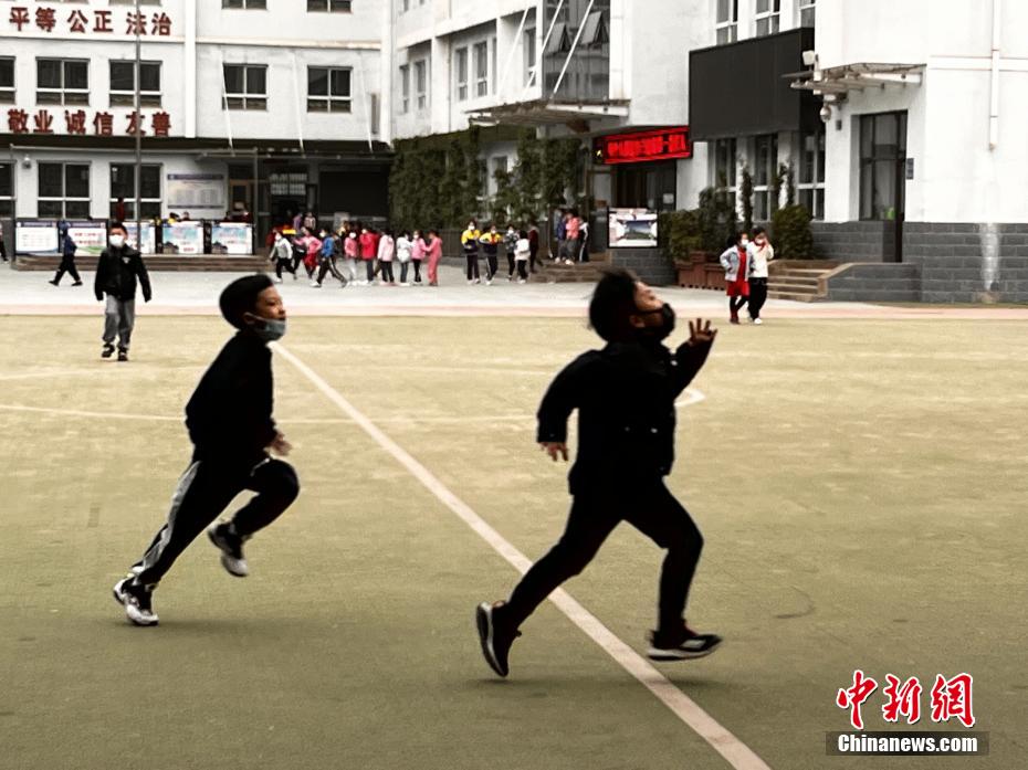 資料圖：學生們在課間玩耍。