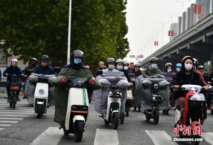 11月3日，河北石家莊迎降溫天氣，市民“捂”裝出行。 <a target='_blank' href='/'><p  align=