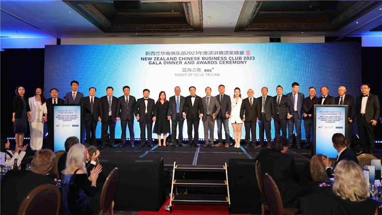 新西蘭華商聯(lián)合總會(huì)首批會(huì)員代表上臺(tái)亮相。攝影：張凱