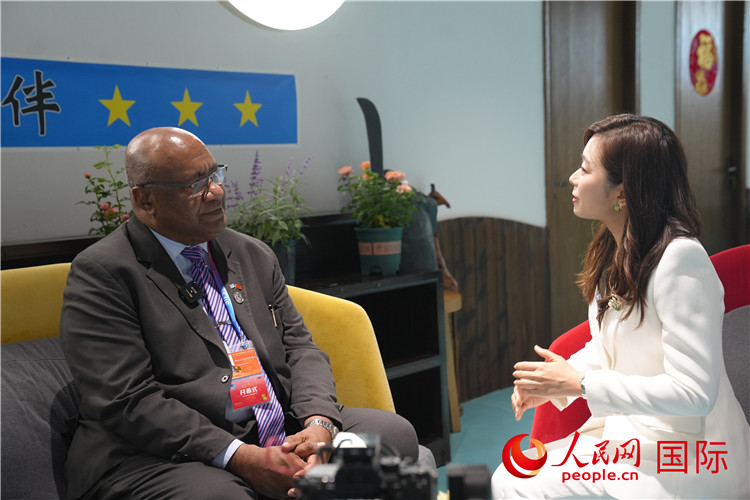 斐濟(jì)副總理兼貿(mào)易部長(zhǎng)卡米卡米加接受人民網(wǎng)記者專訪。人民網(wǎng)記者 吳超嵐攝