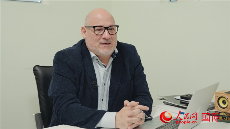 烏拉圭《共和國(guó)報(bào)》總編輯胡安·布蘭卡接受人民網(wǎng)專訪。人民網(wǎng)記者 張若涵攝