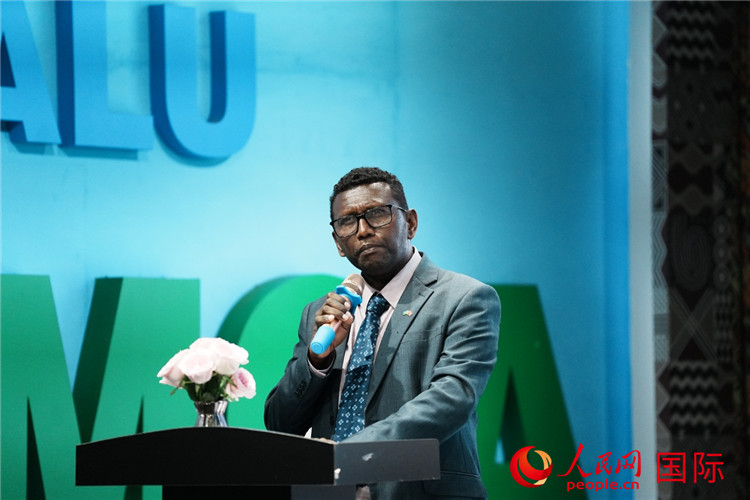 所羅門群島總理代表吉姆森·菲奧·塔南噶達發(fā)表致辭。人民網 彭昱凱攝