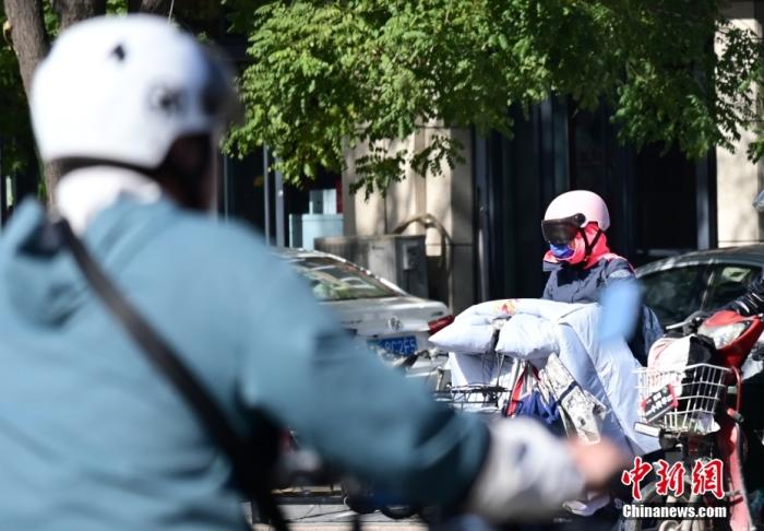 石家莊街頭，市民紛紛穿上厚厚的外套“捂”裝前行。 <a target='_blank' href='/'><p  align=