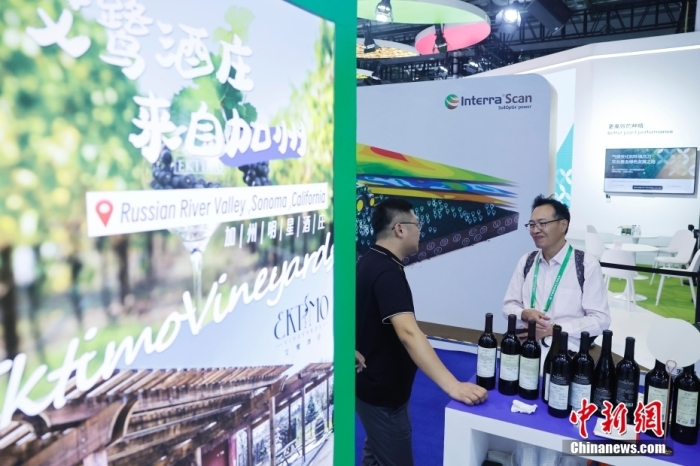 11月6日，參觀者與展臺工作人員交流。當日，第六屆中國國際進口博覽會在國家會展中心(上海)舉行。據(jù)上海美國商會官網(wǎng)消息，為進一步加強中美經(jīng)貿(mào)聯(lián)系，上海美國商會與美國農(nóng)業(yè)部合作參展2023年第六屆中國國際進口博覽會。今年是美國政府首次設立官方展館。<a target='_blank' href='/'><p  align=