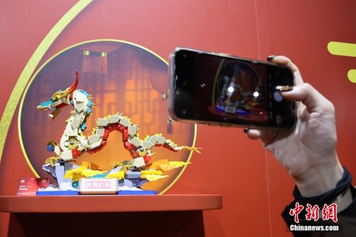 第六屆中國(guó)國(guó)際進(jìn)口博覽會(huì)舉行，消費(fèi)品展區(qū)展出以生肖龍為題材的中國(guó)元素產(chǎn)品。<a target='_blank' href='/'><p  align=