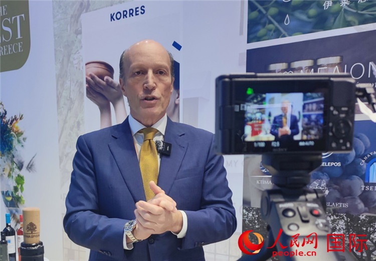 希華集團(tuán)創(chuàng)始人兼首席執(zhí)行官甘德密先生接受采訪。人民網(wǎng) 殷韜攝