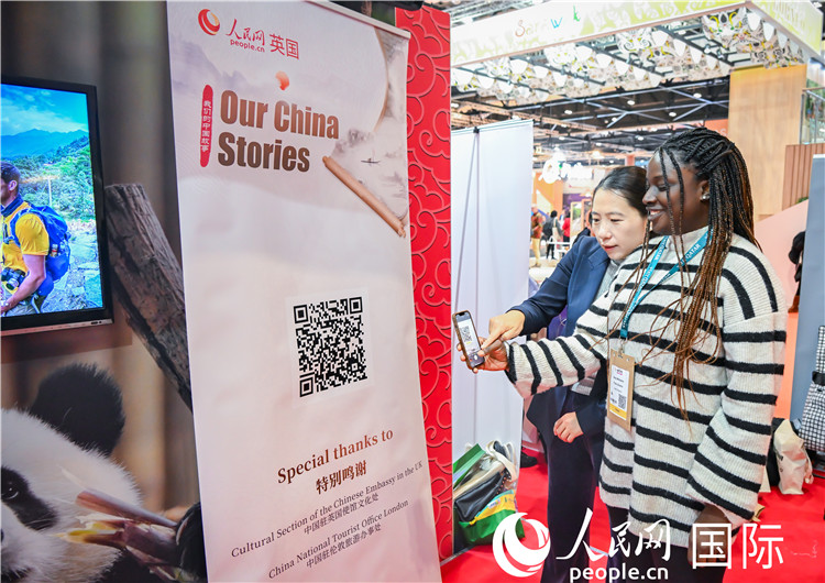 觀眾掃碼《我們的中國(guó)故事》系列視頻。人民網(wǎng) 郭錦標(biāo)攝