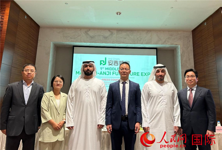 圖為與會(huì)嘉賓合影。人民網(wǎng) 閆夢攝