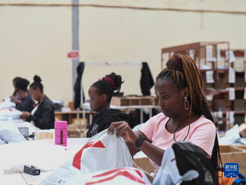 11月10日，在肯尼亞姆洛隆戈，Kilimall員工在倉庫內(nèi)包裝商品。新華社記者 李亞輝 攝