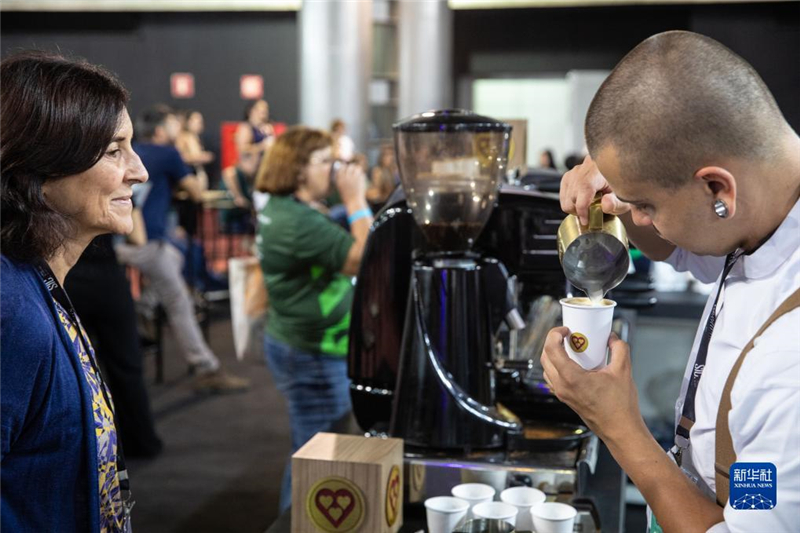11月9日，咖啡師在巴西貝洛奧里藏特舉行的咖啡周上為參觀者制作咖啡。新華社記者 王天聰 攝