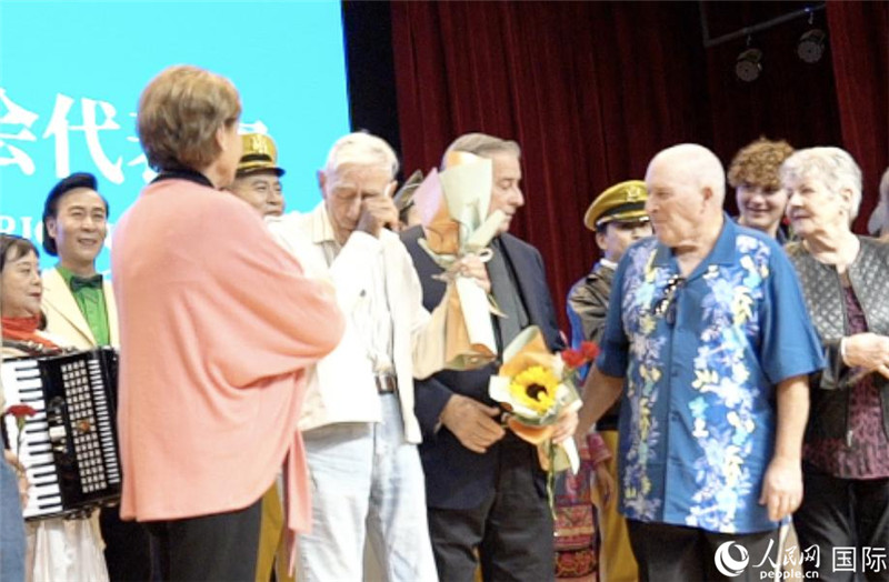 哈里·莫耶和代表團(tuán)其他成員訪問昆明外國語學(xué)校，觀看講述飛虎隊(duì)開辟駝峰航線故事的音樂劇《翠堤長(zhǎng)虹》，并與學(xué)校師生合唱《友誼地久天長(zhǎng)》。人民網(wǎng) 趙瞳攝