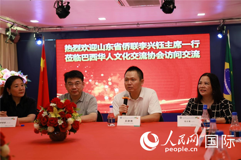 中國駐里約熱內(nèi)盧副總領事王尉育（右二）發(fā)表致辭。人民網(wǎng)記者宋亦然攝