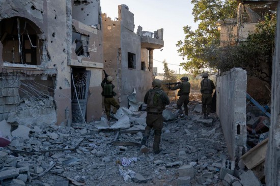 這張以色列國防軍11月12日發(fā)布的照片顯示，以軍地面部隊在加沙地帶北部開展軍事行動。新華社發(fā)