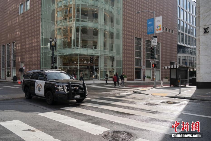 當(dāng)?shù)貢r(shí)間11月13日，美國(guó)加州舊金山聯(lián)合廣場(chǎng)周邊剛剛被沖洗過(guò)的街道較往常更為整潔。<a target='_blank' href='/'><p  align=