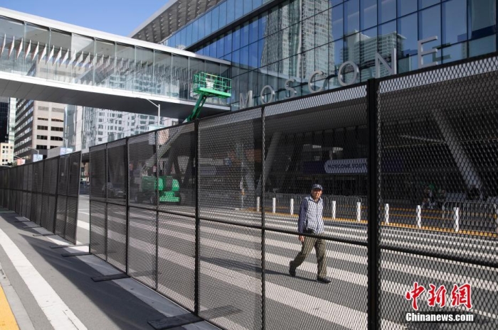 當(dāng)?shù)貢r(shí)間11月10日，一名行人從美國舊金山莫斯康中心周圍的金屬圍欄旁經(jīng)過。隨著亞太經(jīng)合組織(APEC)第三十次領(lǐng)導(dǎo)人非正式會(huì)議臨近，作為會(huì)議場(chǎng)地的莫斯康中心附近出現(xiàn)金屬圍欄，執(zhí)勤警察也大幅增加。<a target='_blank' href='/'><p  align=