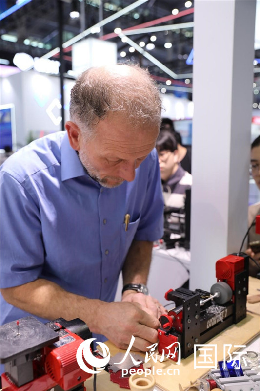 第25屆中國國際高新技術(shù)成果交易會15日在深圳開幕，圖為展商現(xiàn)場演示精密加工工具。人民網(wǎng)記者 魯揚攝