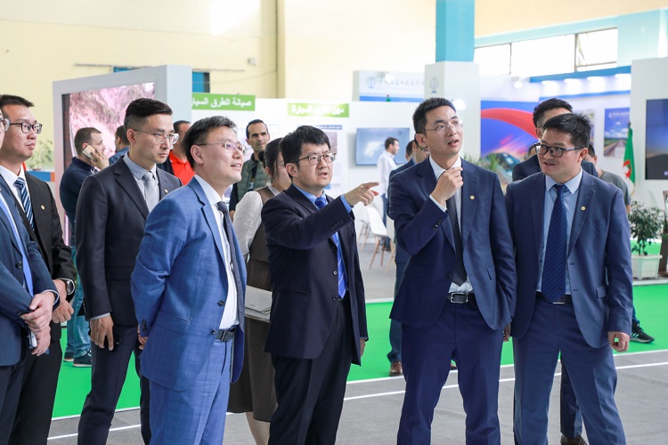 中國(guó)駐阿爾及利亞大使李?。ㄓ胰┮暡熘袊?guó)建筑展位  中國(guó)建筑供圖