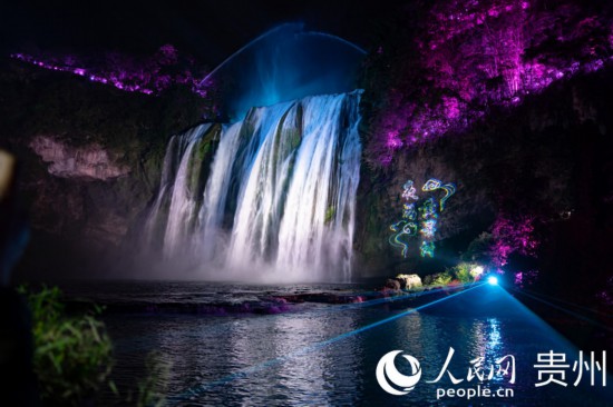 光影中的黃果樹(shù)大瀑布。人民網(wǎng) 陽(yáng)茜攝