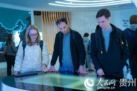 在國(guó)家大數(shù)據(jù)（貴州）綜合試驗(yàn)區(qū)交流體驗(yàn)中心，歐亞國(guó)家記者體驗(yàn)貴州大數(shù)據(jù)應(yīng)用場(chǎng)景。人民網(wǎng) 陽(yáng)茜攝