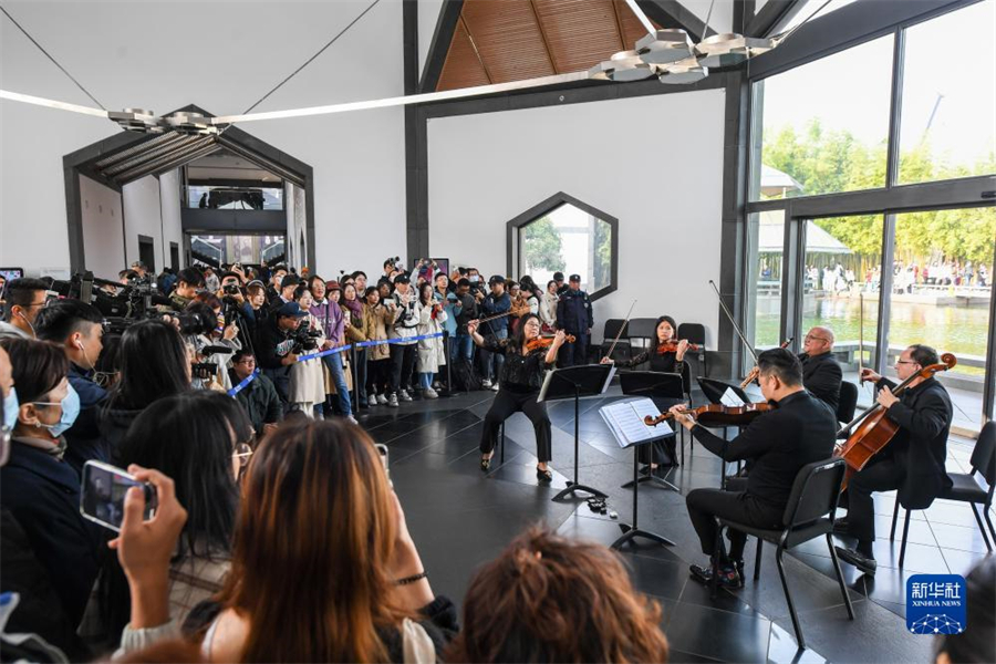 11月16日，費(fèi)城交響樂(lè)團(tuán)的演奏家們?cè)谔K州博物館大廳內(nèi)演奏。新華社記者 李博 攝