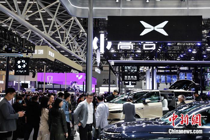 11月17日，廣州車展展館人流如織。中新財(cái)經(jīng)記者 葛成 攝
