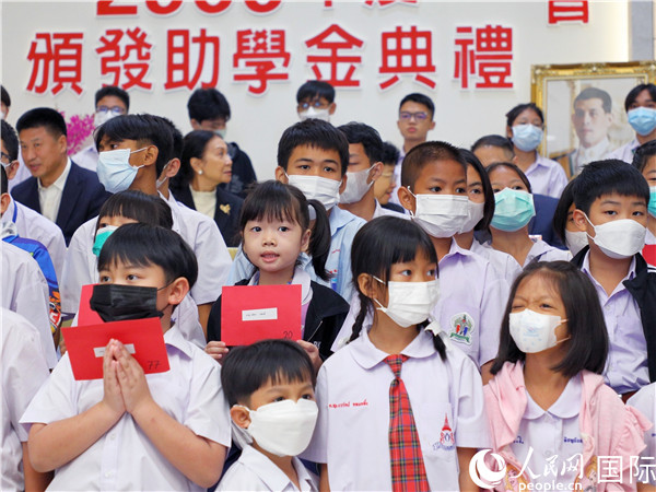 圖為出席嘉賓和現(xiàn)場獲獎學(xué)生合影留念。人民網(wǎng)記者 白元琪攝