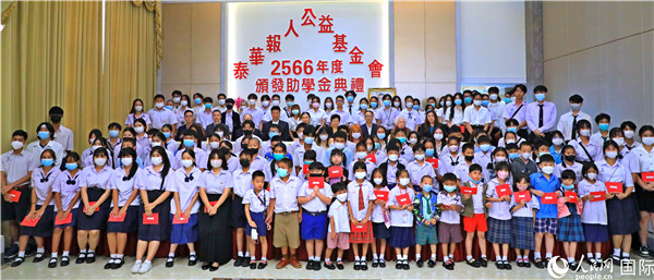 圖為出席嘉賓和現(xiàn)場獲獎學(xué)生合影留念。人民網(wǎng)記者 白元琪攝