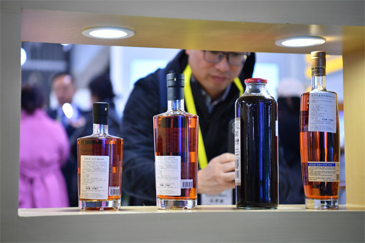 11月16日，觀眾在第七屆絲博會(huì)上參觀阿塞拜疆展位上的酒水產(chǎn)品。新華社記者 邵瑞 攝