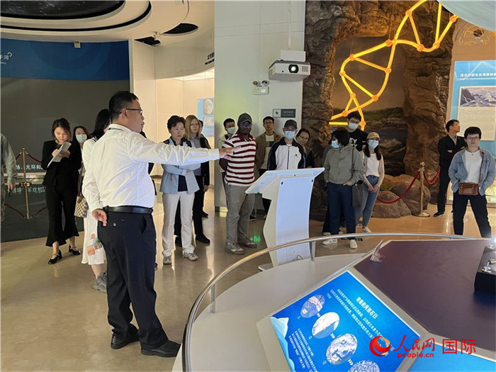 中外記者在深圳大鵬半島國家地質公園博物館參觀。人民網記者 陳思攝