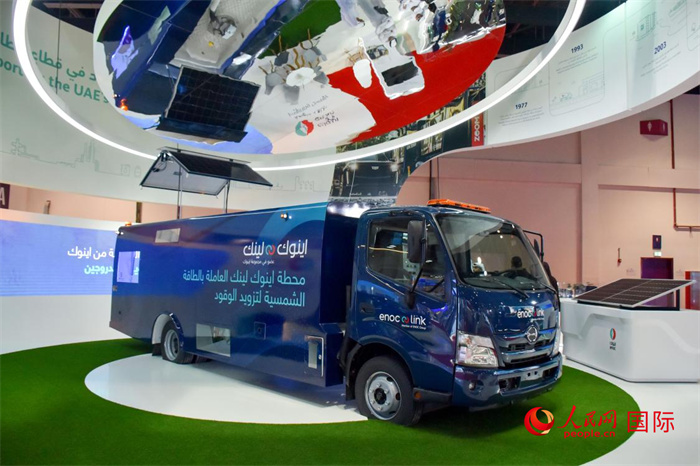 阿聯(lián)酋國(guó)家石油公司發(fā)布的電動(dòng)運(yùn)油卡車。該卡車用光伏板和電池驅(qū)動(dòng)，但主要目的是輸送汽油。   人民網(wǎng) 塔里克·易卜拉欣攝