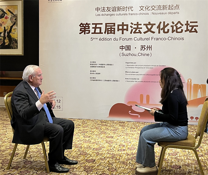 法國前總理、法國展望與創(chuàng)新基金會主席讓-皮埃爾·拉法蘭接受人民網(wǎng)的采訪。（國際在線供圖）