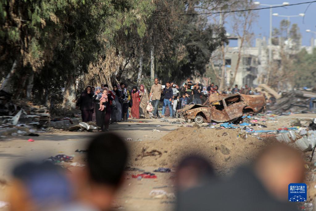 11月18日，在加沙地帶南部地區(qū)，巴勒斯坦人向南遷移。