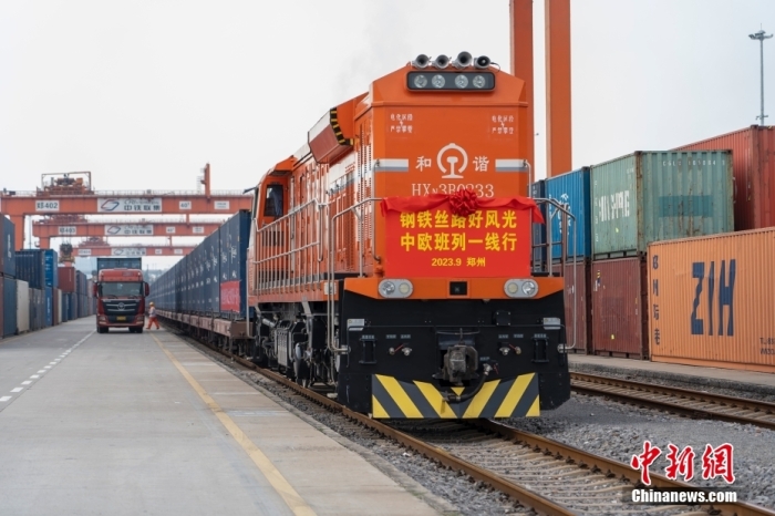 資料圖：河南鄭州，一列滿載貨物的中歐班列(鄭州)從中國(guó)鐵路鄭州局集團(tuán)有限公司圃田車站駛出，開往德國(guó)漢堡。<a target='_blank' href='/'><p  align=
