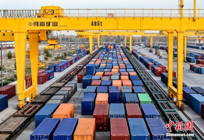 資料圖：霍爾果斯鐵路口岸有序排列的集裝箱。(無人機(jī)照片)<a target='_blank' href='/' ><p  align=