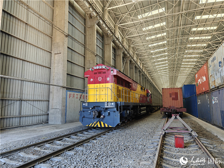 換裝完畢的中歐班列即將從換裝庫內(nèi)駛出。人民網(wǎng)記者 劉潔妍攝