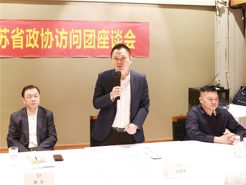 中國駐里約總領館副總領事王尉育（中）在座談會上致辭。人民網(wǎng)記者 陳海琪攝