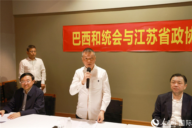 巴西和統(tǒng)會會長王俊曉（中）在座談會上致辭。人民網(wǎng)記者 陳海琪攝