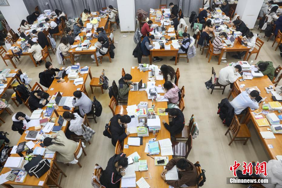 資料圖：眾多考研學(xué)生在南昌大學(xué)圖書館的自習(xí)室內(nèi)復(fù)習(xí)備考。 劉力鑫 攝